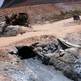 Canal de entrada de colas a los Diques Laguna Pampa I y II