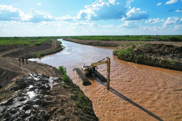 Pese a menor caudal, el rio Pilcomayo sigue ingresando al Chaco paraguayo